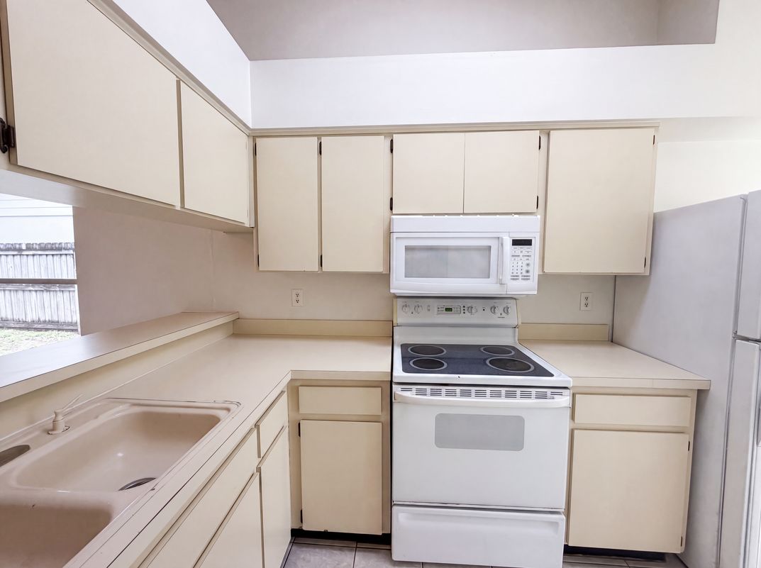 Photo 7 of 18 of 8613 Cottonway Ln, Tampa, FL