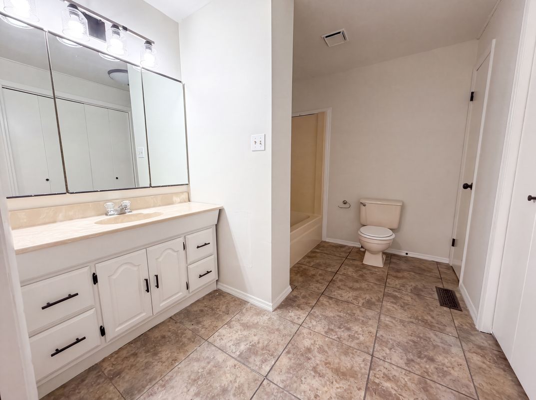 Photo 11 of 20 of 1007 Normandale Dr, Bessemer, AL