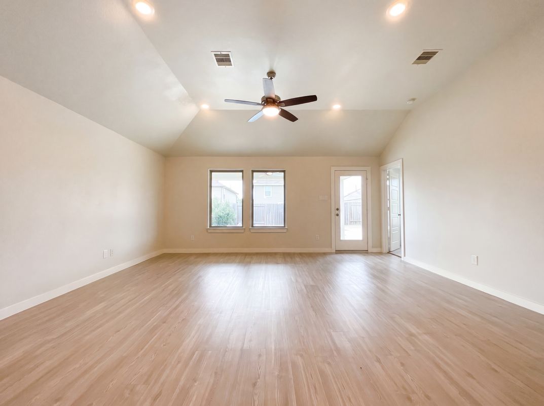 Photo 7 of 17 of 823 Deerhurst Ln, Magnolia, TX