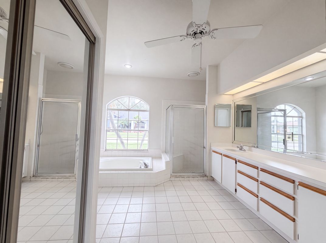 Photo 18 of 28 of 12919 Prestwick Dr, Riverview, FL