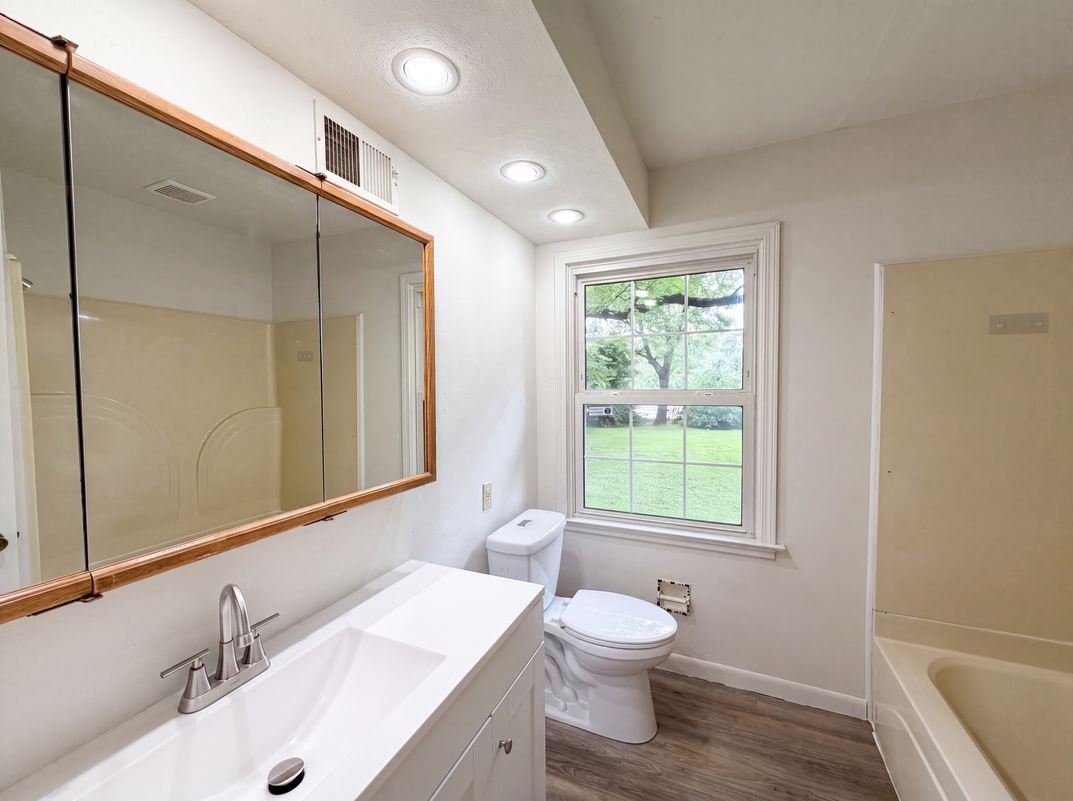 Photo 11 of 21 of 925 Woodcrest Ln, Hazelwood, MO