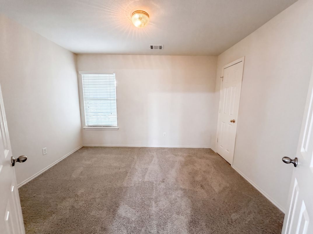Photo 15 of 21 of 109 Eagle Dr, Luling, TX