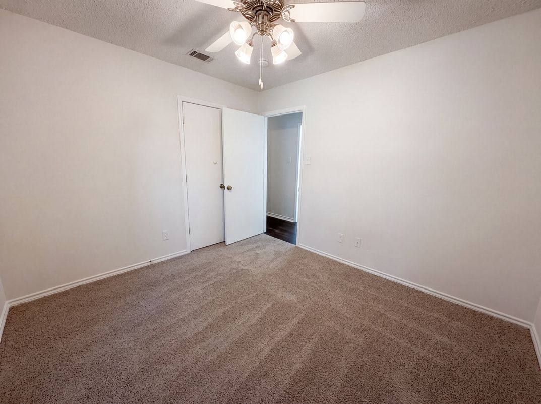 Photo 10 of 18 of 1406 Tad St, Ennis, TX