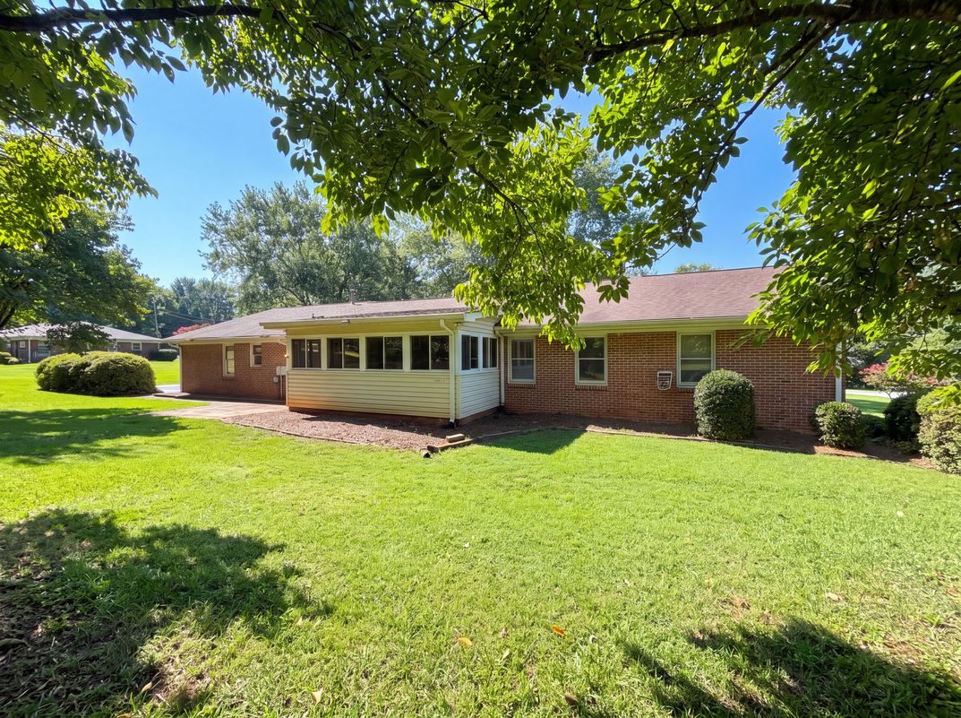Photo 5 of 32 of 604 Meadowbrook Dr, Spartanburg, SC