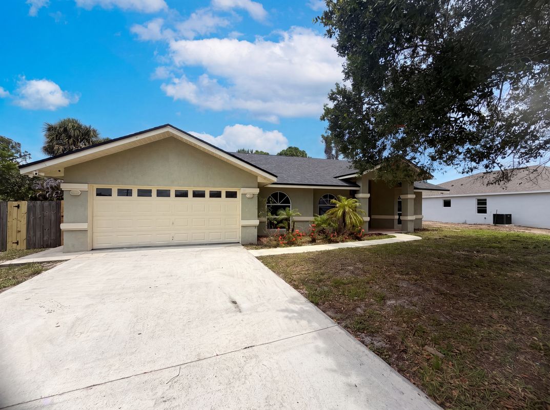 Photo 21 of 29 of 711 SE Celtic Ave, Port Saint Lucie, FL