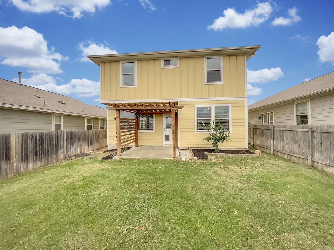 Photo 5 of 34 of 717 Twisted Oaks Ln, Buda, TX