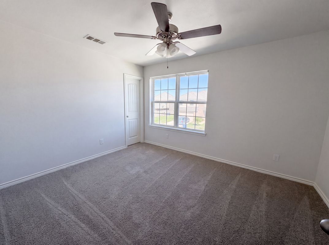 Photo 4 of 21 of 1713 Blue Jay Dr, Ennis, TX