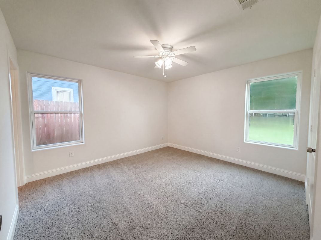Photo 11 of 20 of 709 W Hull St, Denison, TX