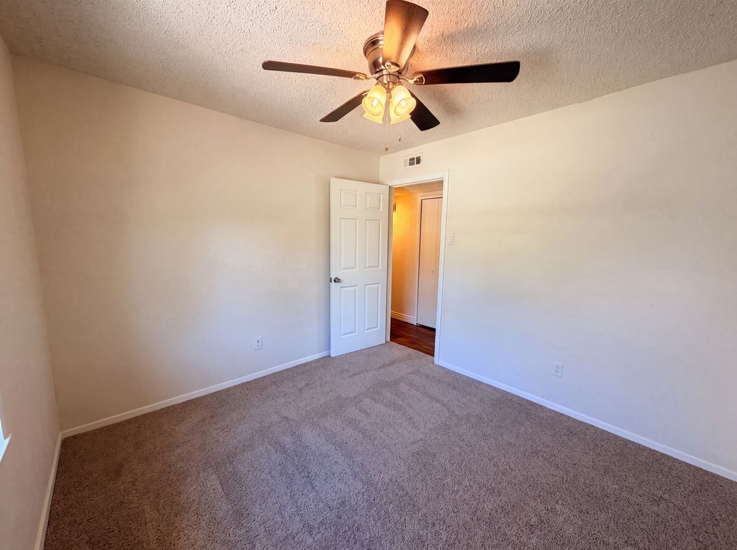 Photo 4 of 18 of 414 Meadowhill Dr, Garland, TX