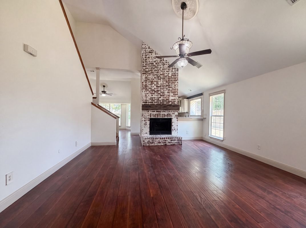 Photo 3 of 22 of 6315 Meadow Glen Dr, Arlington, TX