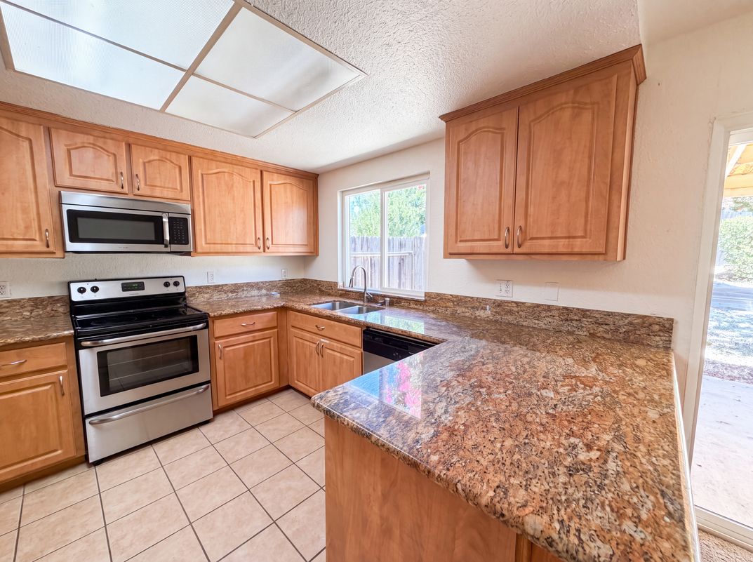 Photo 8 of 29 of 7431 Garden Gate Dr, Citrus Heights, CA