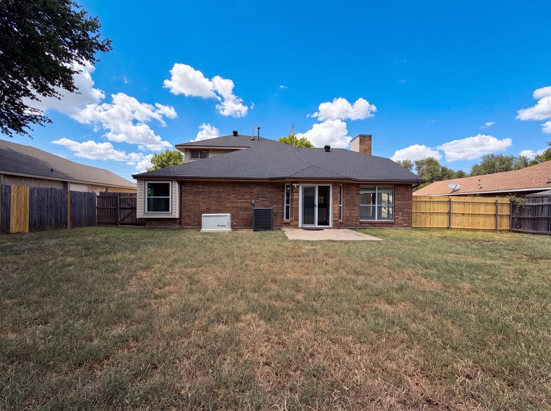 Photo 5 of 19 of 2831 Red Oak Dr, Grand Prairie, TX