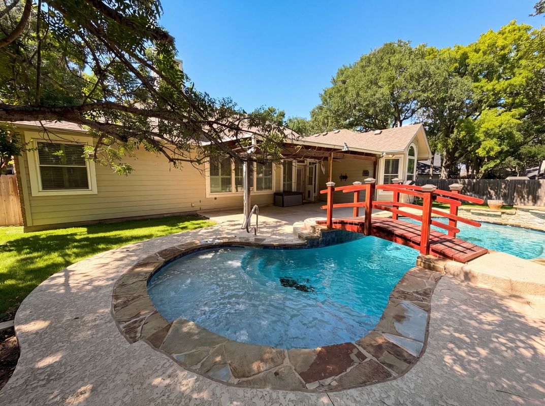 Photo 5 of 24 of 117 Brentwood Dr, Georgetown, TX