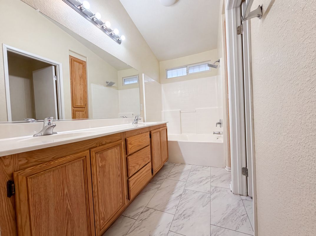 Photo 12 of 27 of 18792 Dogwood Ct, Adelanto, CA