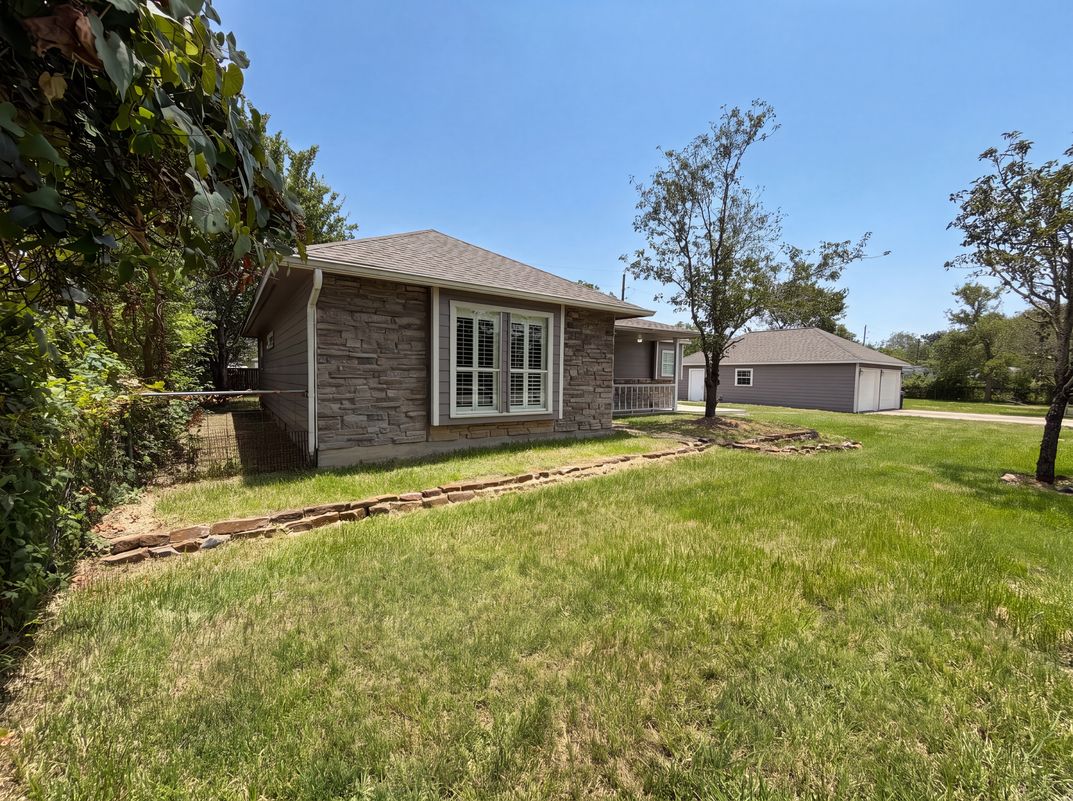 Photo 17 of 19 of 7934 Round Rock Dr, Houston, TX