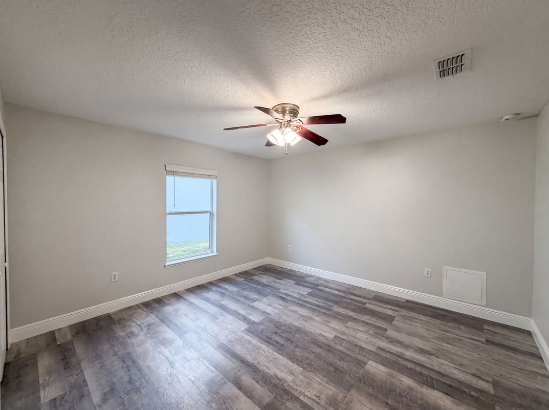 Photo 18 of 25 of 106 Cabrillo Dr, Groveland, FL