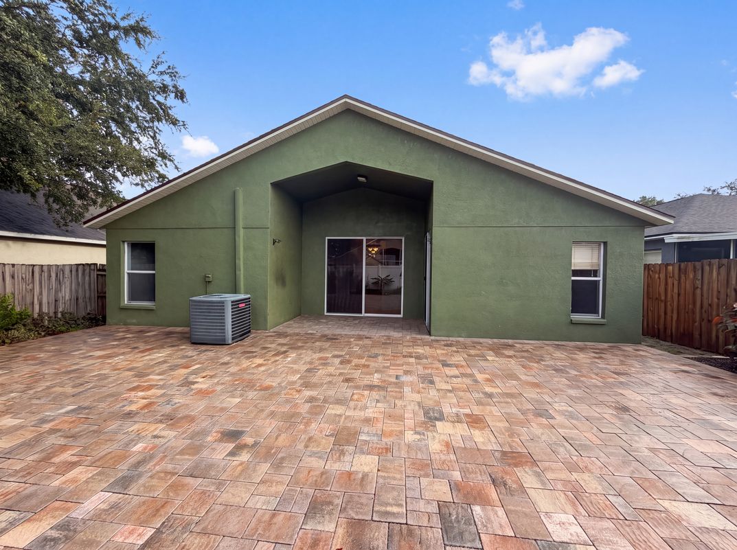 Photo 5 of 22 of 6941 Crown Lake Dr, Gibsonton, FL