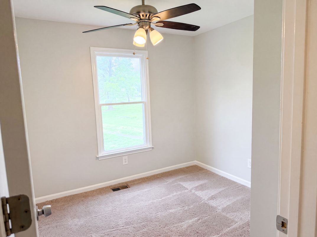 Photo 13 of 22 of 8749 Christopher Ln, Warrenton, VA