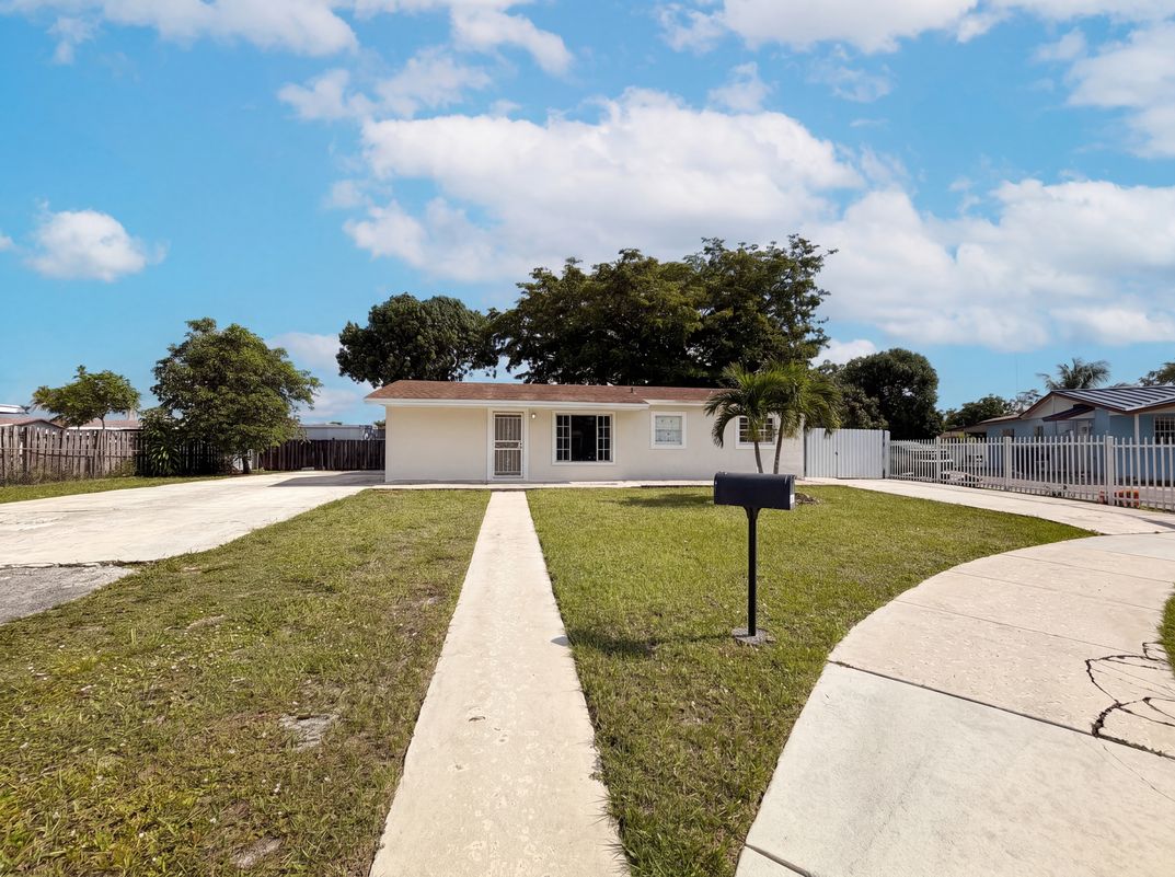 Photo 16 of 20 of 4403 NW 202nd St, Miami Gardens, FL