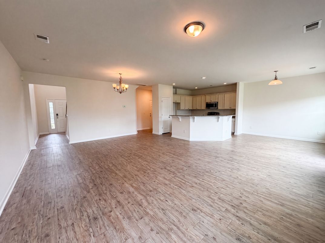 Photo 8 of 21 of 747 Redbud Ln, Summerville, SC