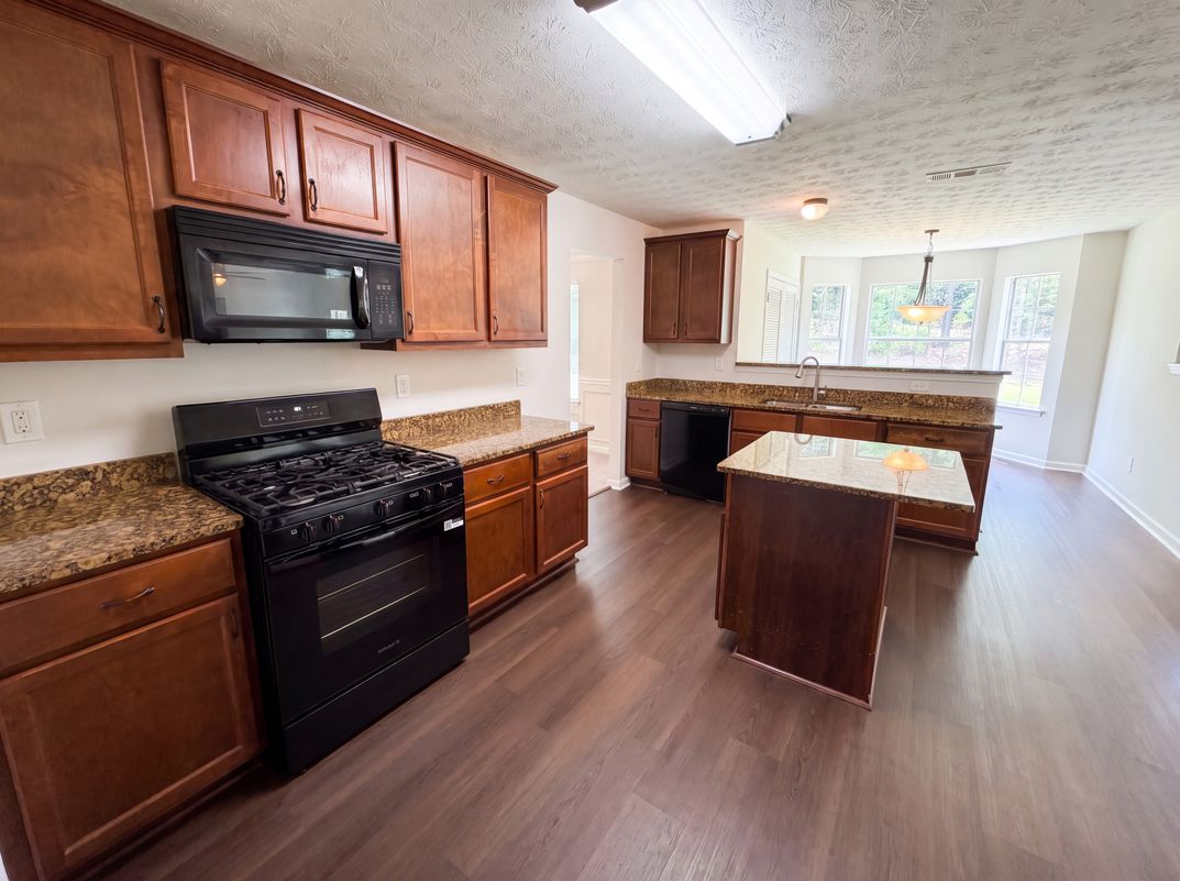 Photo 2 of 33 of 1672 Bennett Dr, McDonough, GA