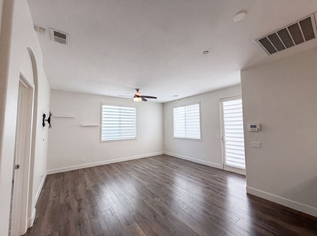 Photo 3 of 28 of 4920 Ocean Ln, Elk Grove, CA