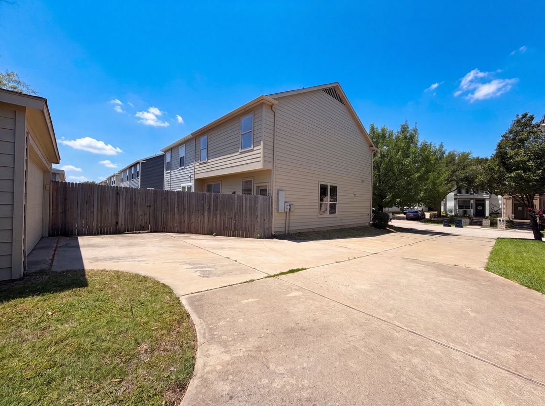 Photo 23 of 26 of 10636 Traymore Dr, Fort Worth, TX