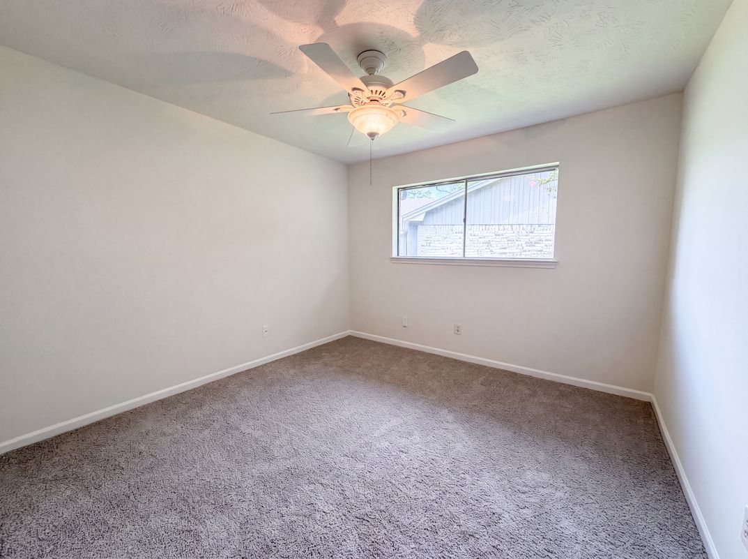 Photo 15 of 22 of 16338 Hollow Wood Dr, Houston, TX
