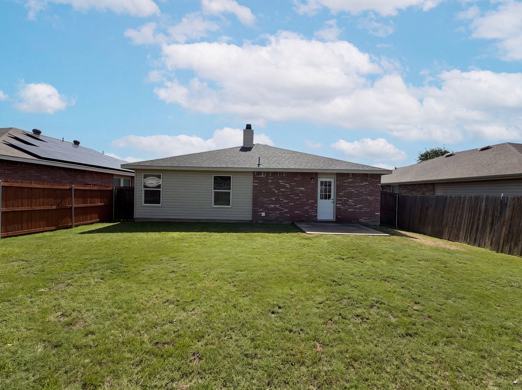 Photo 5 of 18 of 6200 St James Pl, Denton, TX