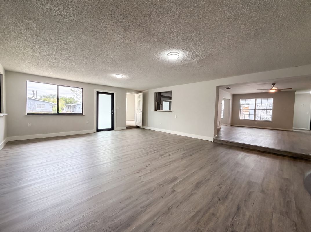 Photo 7 of 19 of 820 NW 78th Ave, Pembroke Pines, FL