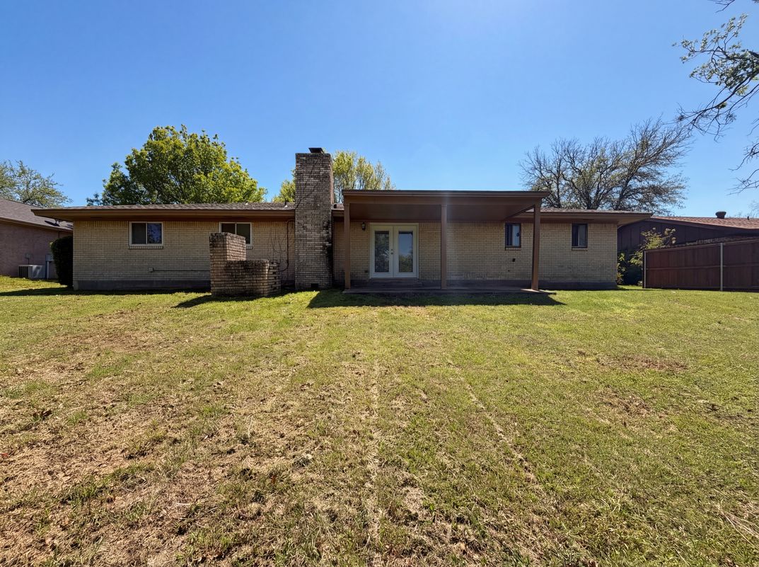 Photo 5 of 16 of 607 State St, Weatherford, TX