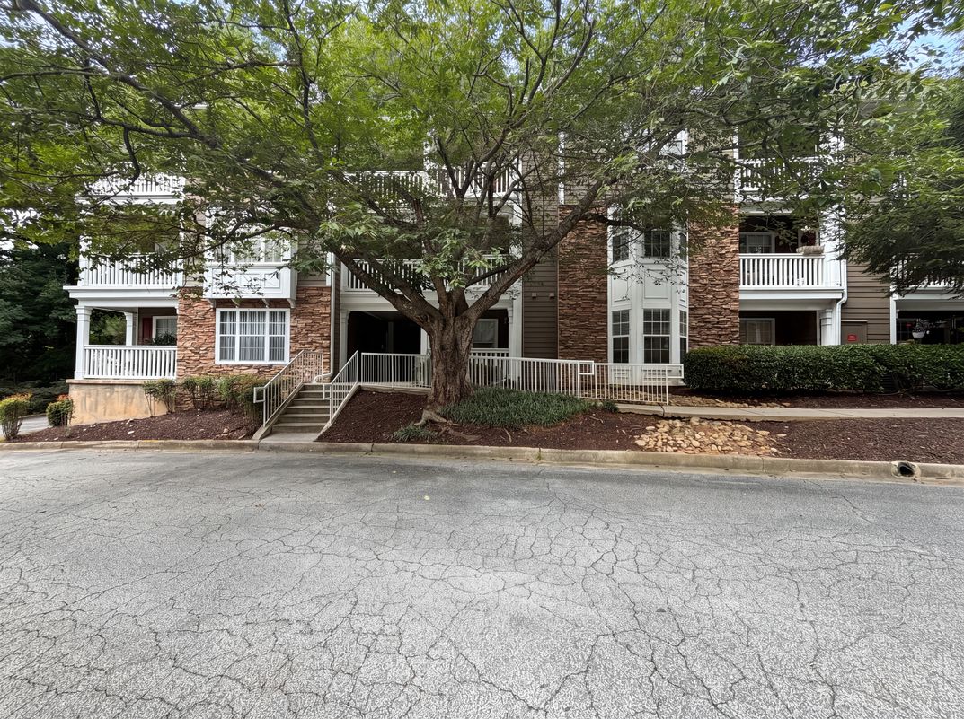 Photo 17 of 19 of 131 Bentley Pl, Tucker, GA