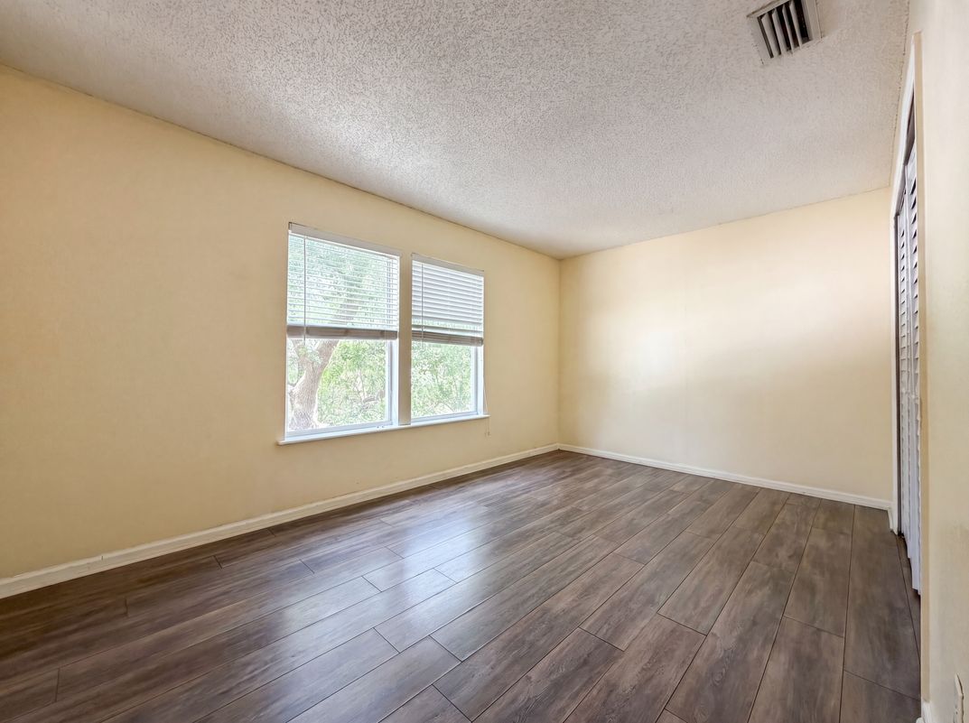 Photo 15 of 27 of 7002 Beekman Lake Dr, Jacksonville, FL