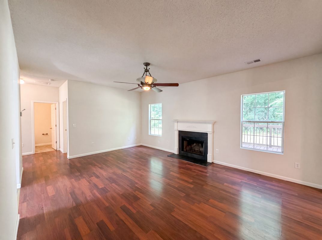 Photo 11 of 29 of 6257 Polar Fox Ct, Riverdale, GA