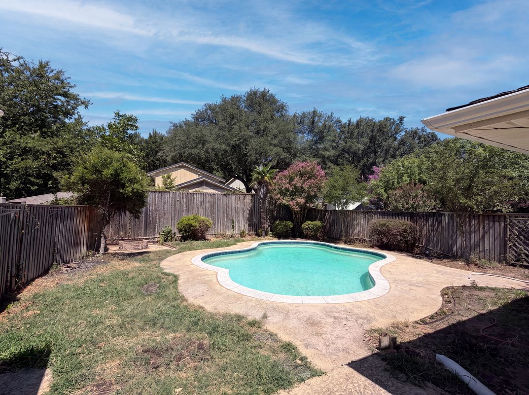 Photo 5 of 16 of 1115 N Waterview Dr, Richardson, TX
