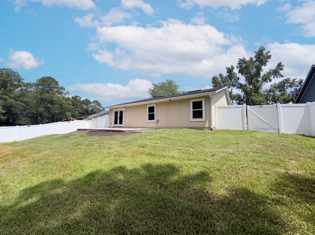 Photo 5 of 18 of 7428 Sweet Rose Ln, Jacksonville, FL