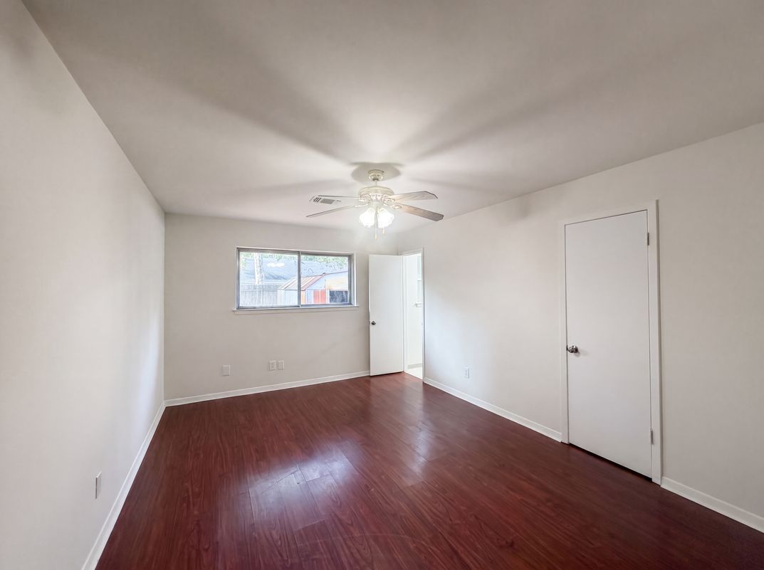 Photo 13 of 17 of 9538 Skyline Dr, Houston, TX