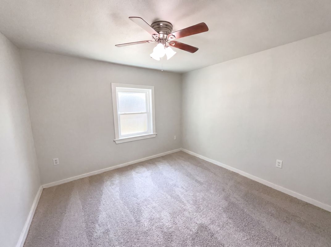 Photo 11 of 17 of 725 Kelly St, Poteet, TX