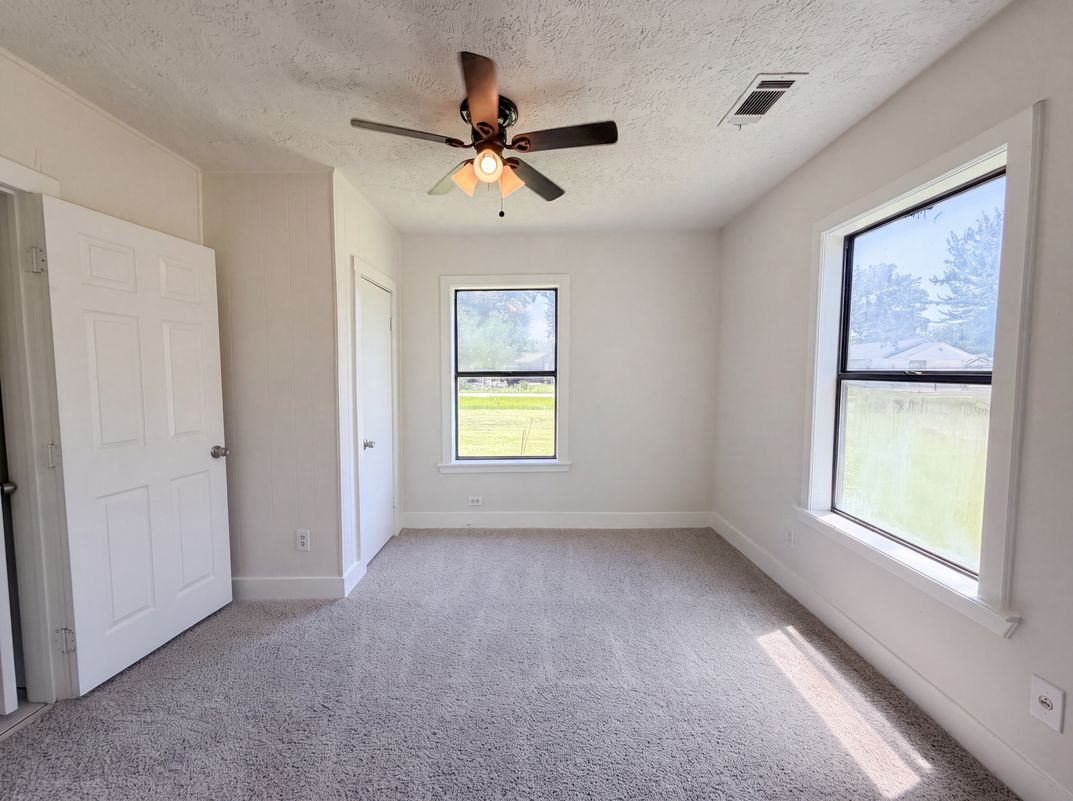 Photo 11 of 16 of 415 Mallie St, Conroe, TX
