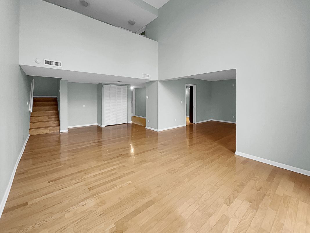 Photo 3 of 27 of 13516 Palmwood Ln, Tampa, FL