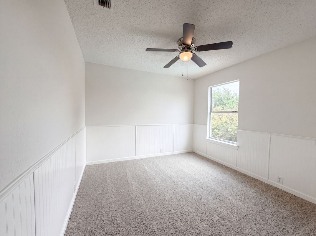 Photo 11 of 19 of 7001 Edmundson Dr, Arlington, TX