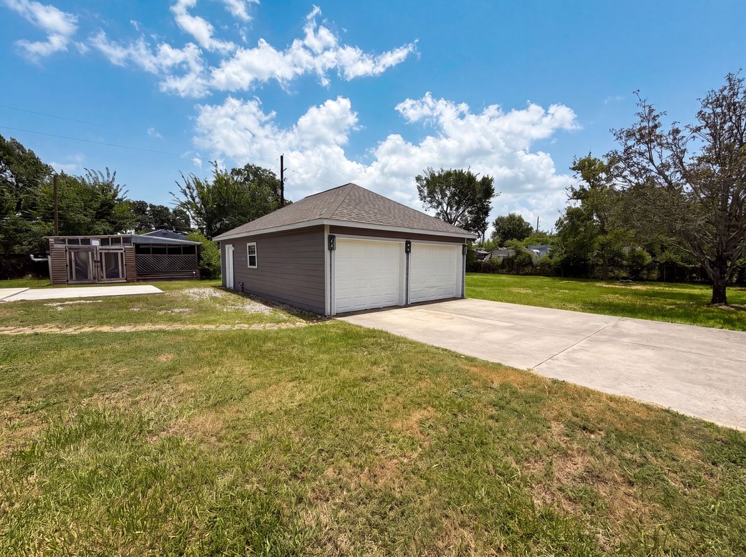 Photo 16 of 19 of 7934 Round Rock Dr, Houston, TX
