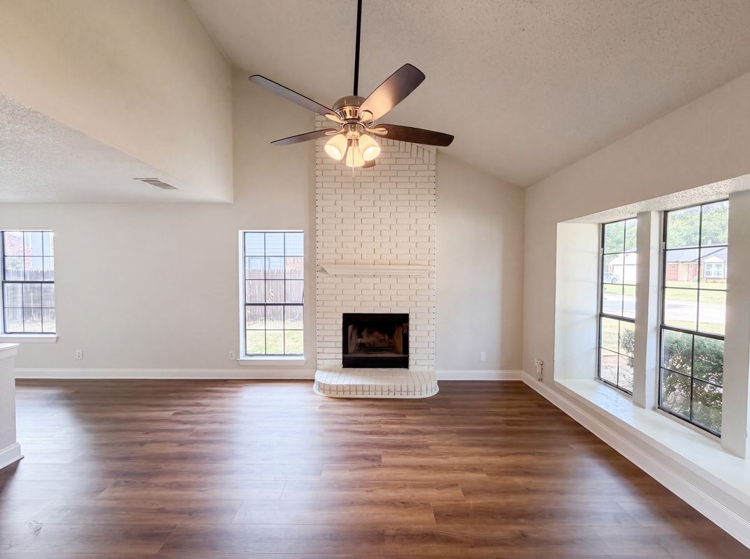 Photo 3 of 20 of 3610 Clearview Dr, Corinth, TX