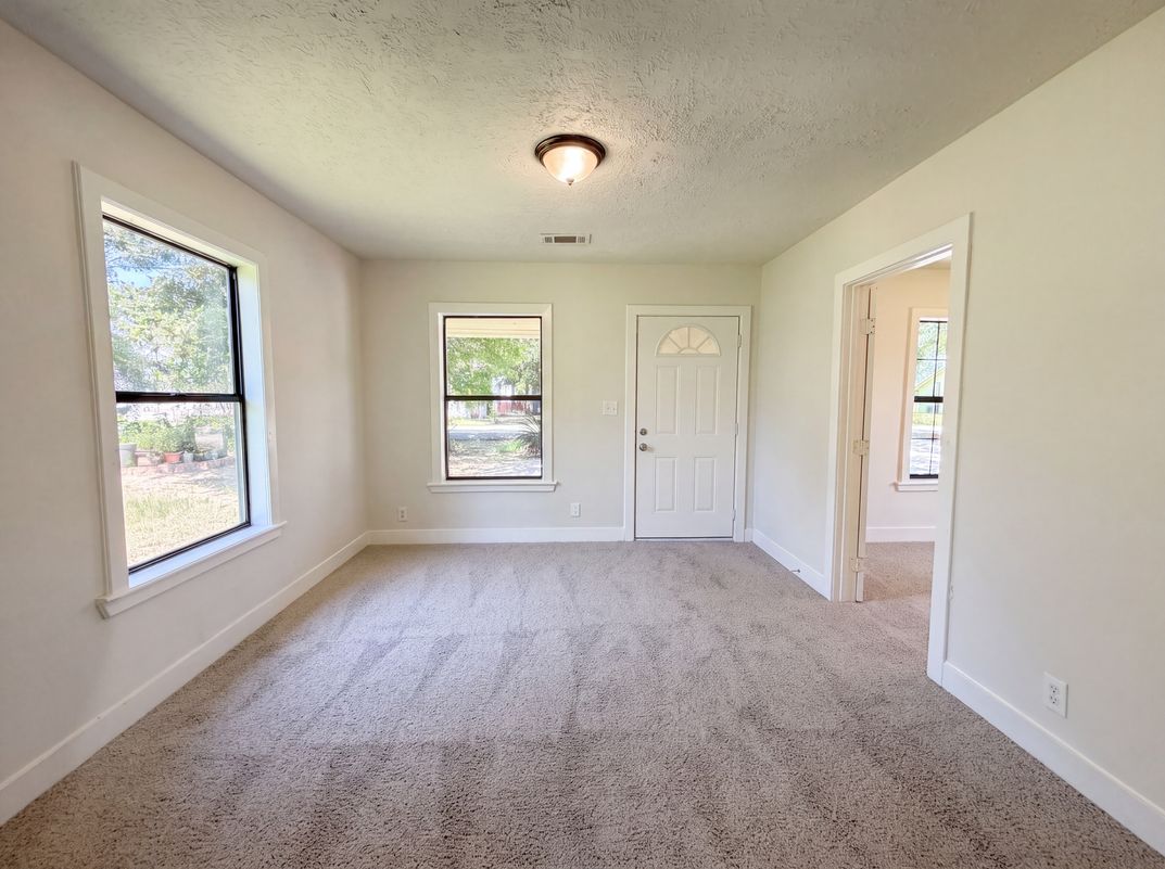 Photo 7 of 16 of 415 Mallie St, Conroe, TX