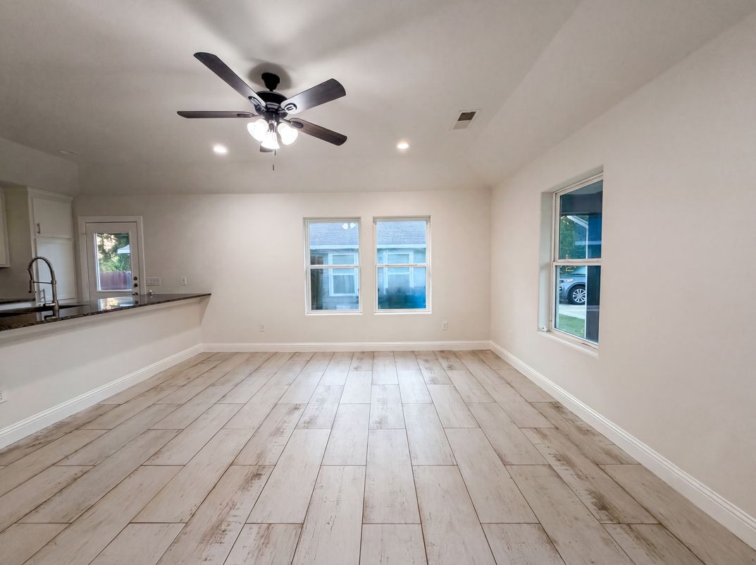 Photo 9 of 20 of 709 W Hull St, Denison, TX
