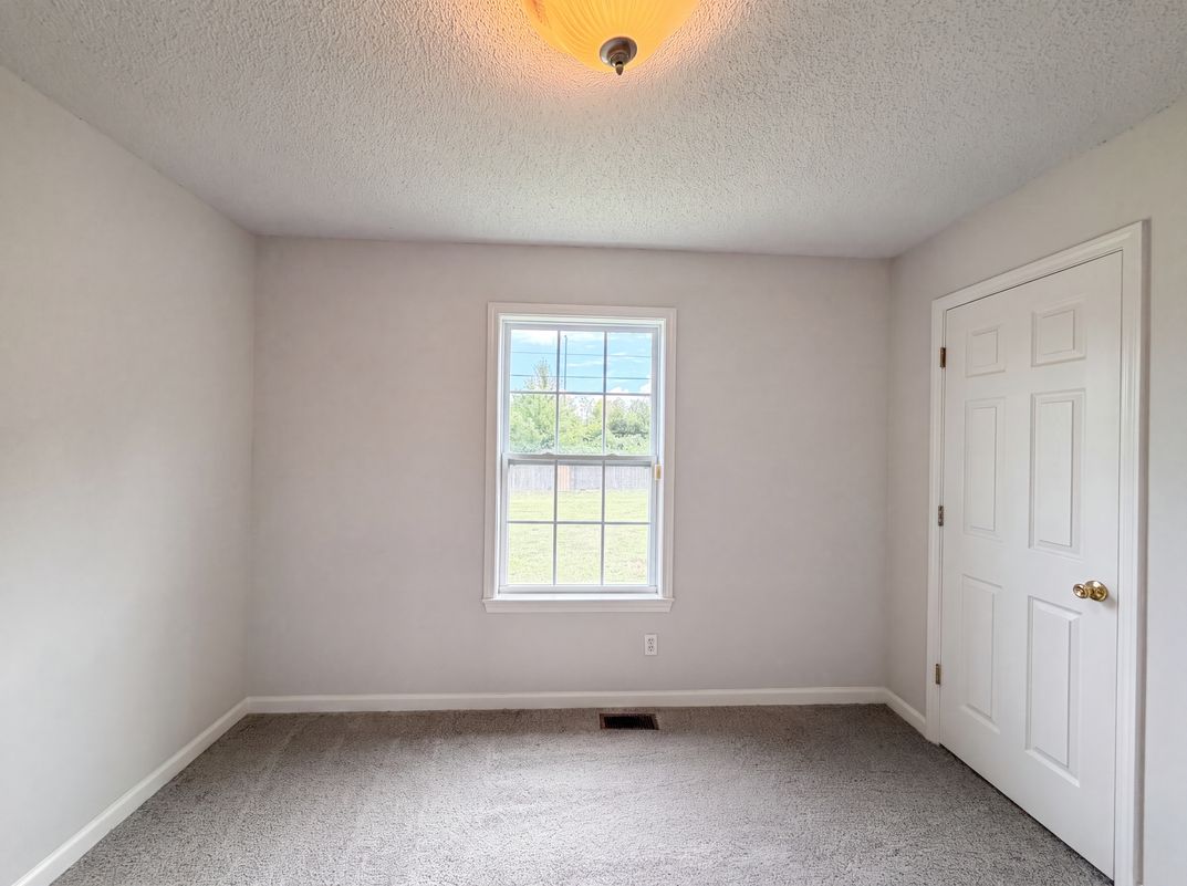 Photo 9 of 17 of 234 Grassmire Dr, Clarksville, TN