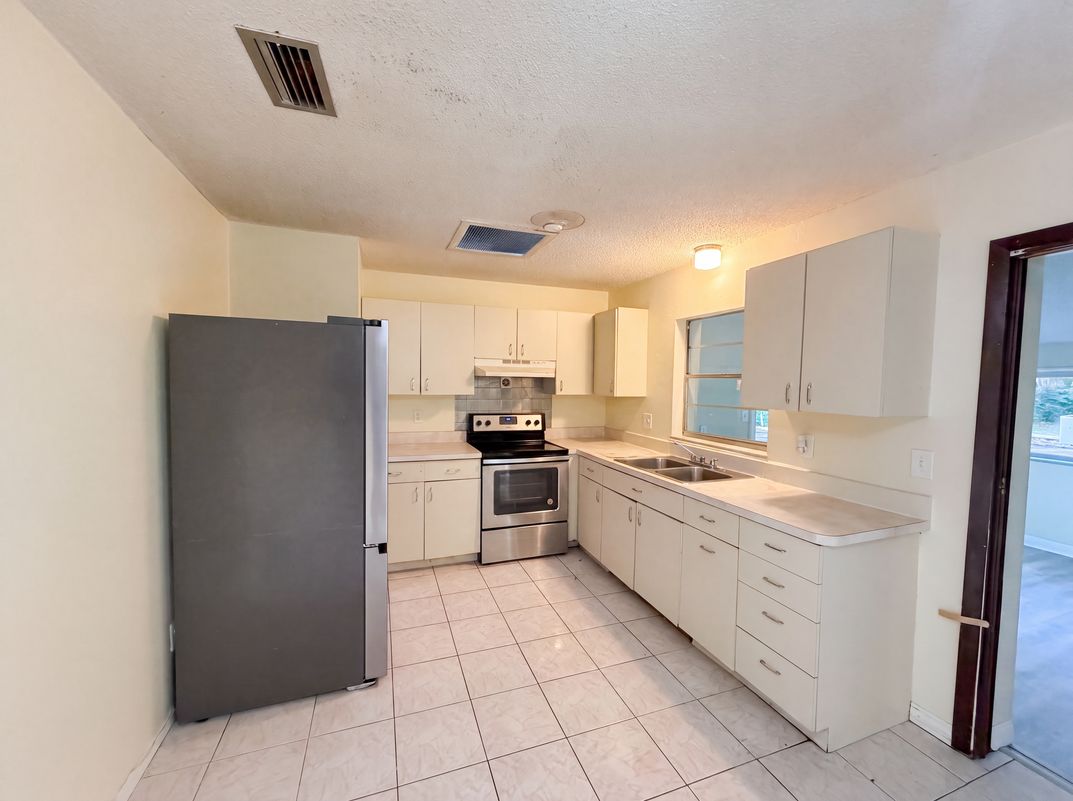 Photo 2 of 26 of 722 Virginia Ln, Apopka, FL