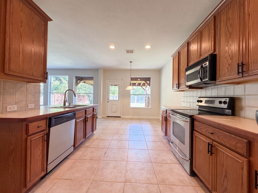 Photo 10 of 24 of 1420 Fleetwood Cove Dr, Grand Prairie, TX