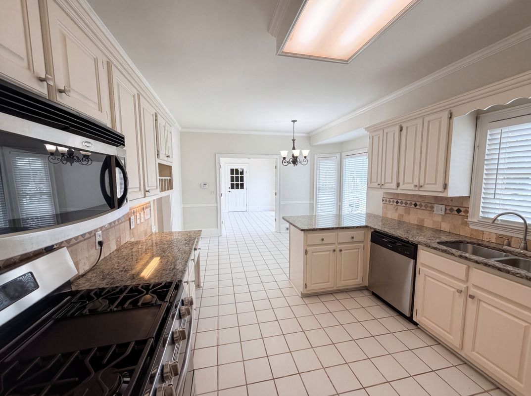 Photo 7 of 26 of 4342 Trotters Way Dr, Snellville, GA