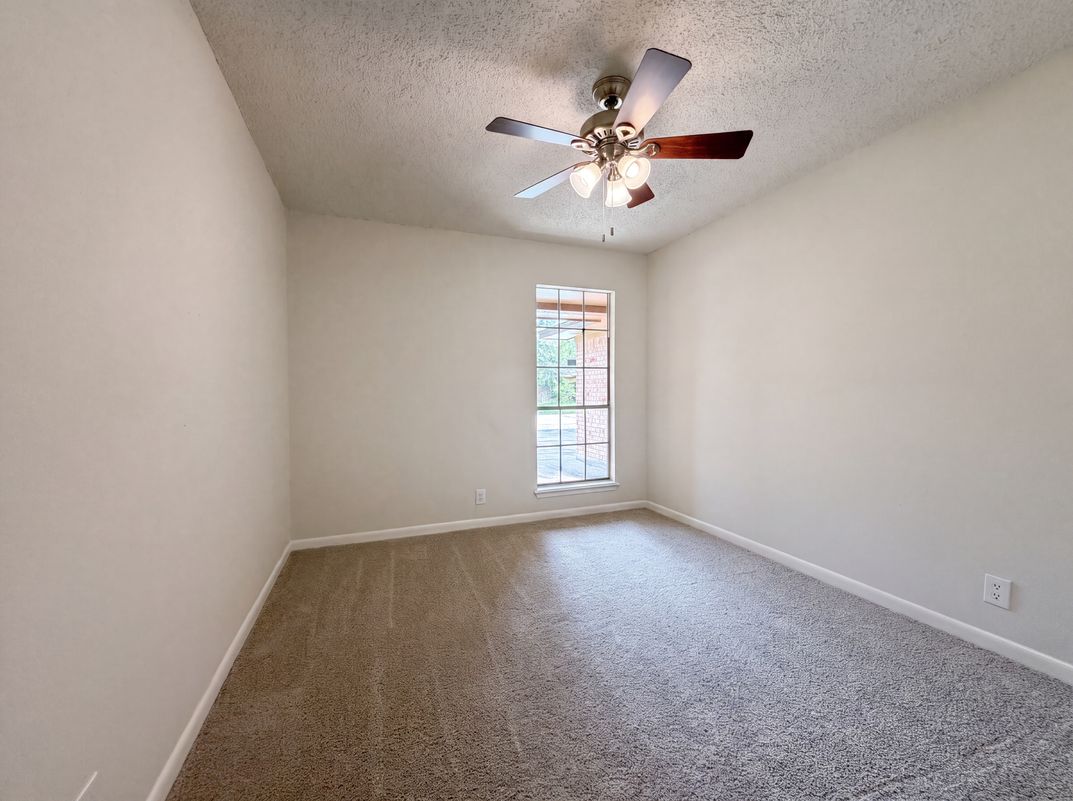 Photo 9 of 17 of 8 Sunnybrook St, Angleton, TX